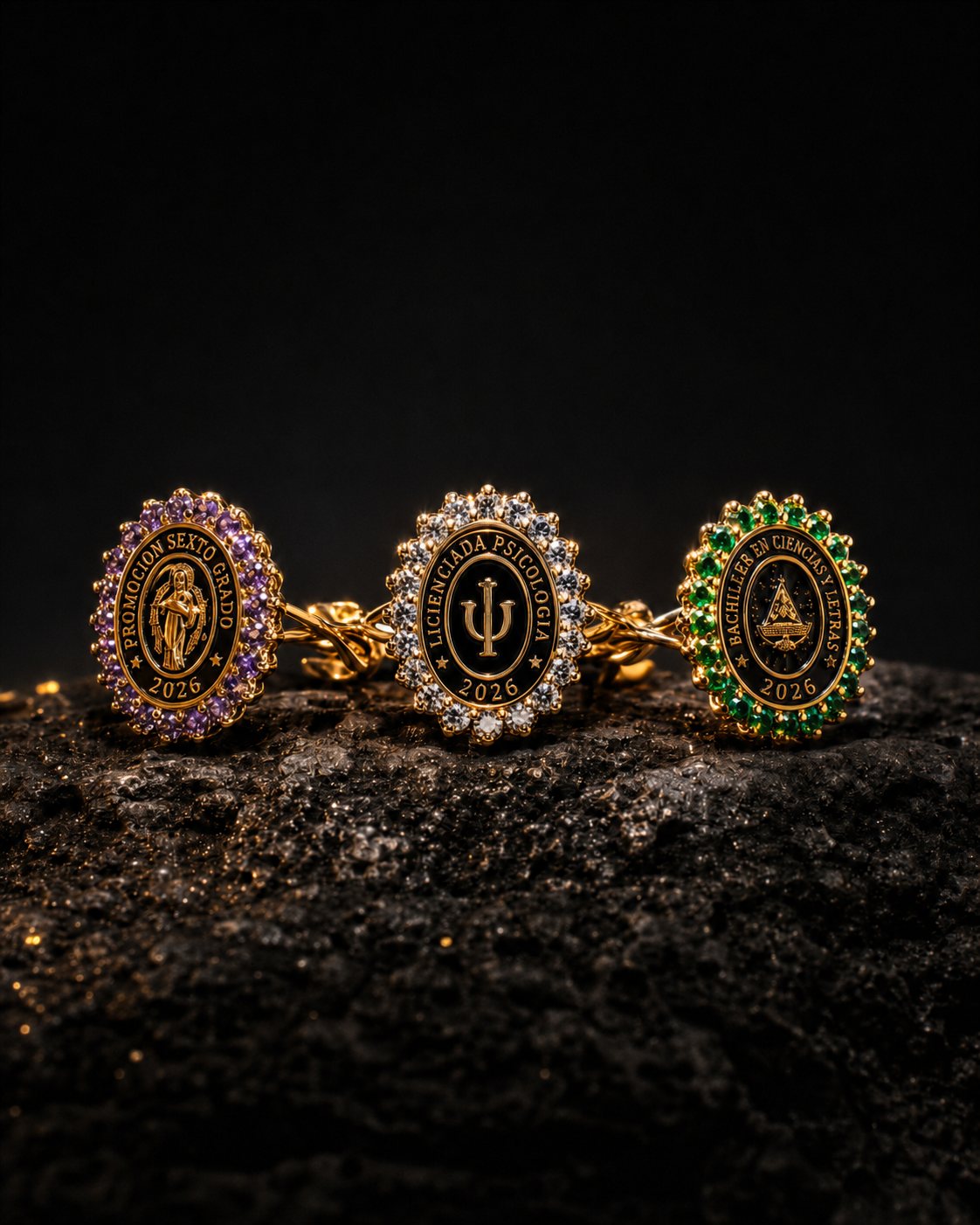 Anillos de graduación personalizados sobre piedra negra